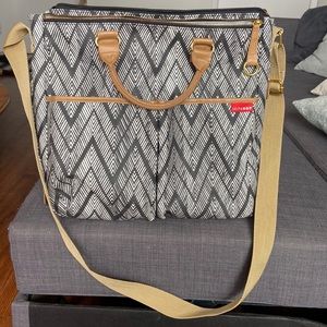 SKIP HOP CHEVRON PATTERN DIAPER BAG WITH DIAPER STATION MOMMY BAG